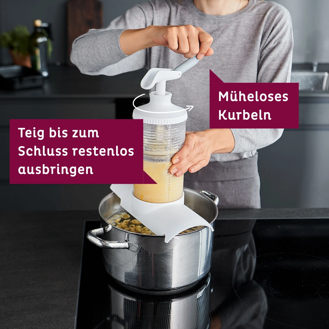 Person kurbelt Teig in Topf. Müheloses Kurbeln, Teig restlos ausbringen.