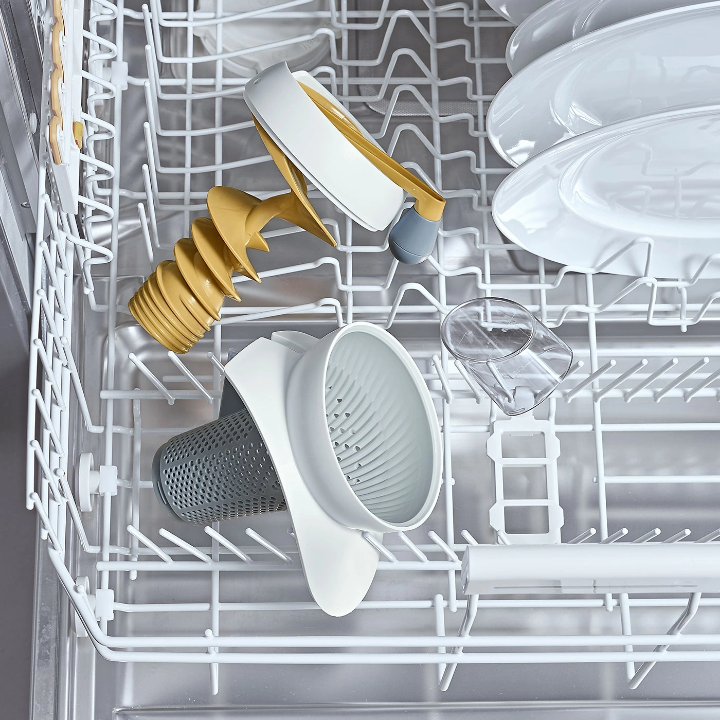 Lave-vaisselle avec vaisselle et accessoires, propre et bien rangé.