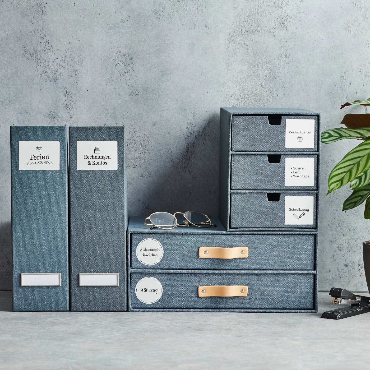 Ordner, Schubladen, Brille, Pflanze, Büro, Organisation, grau, blau, Etiketten, Stapler