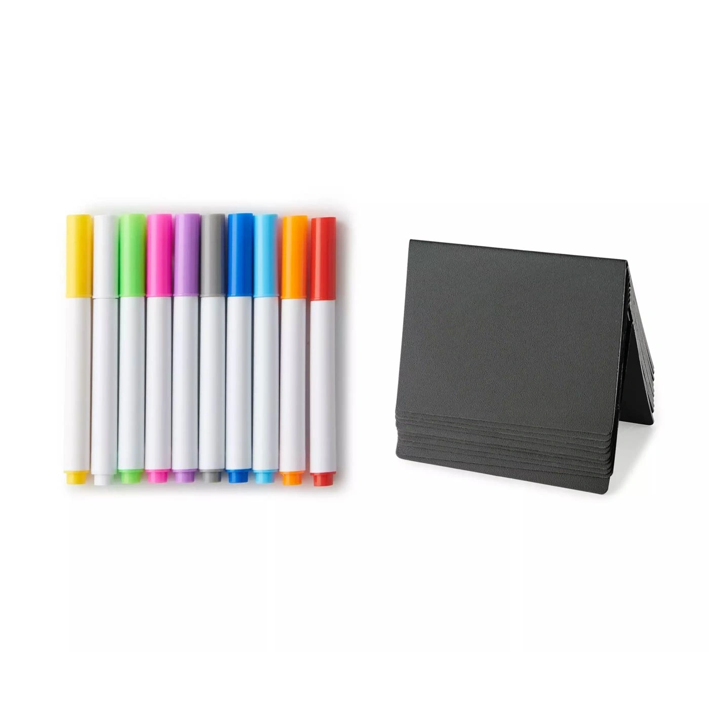 Feutres colorés et un bloc-notes noir sur fond blanc.