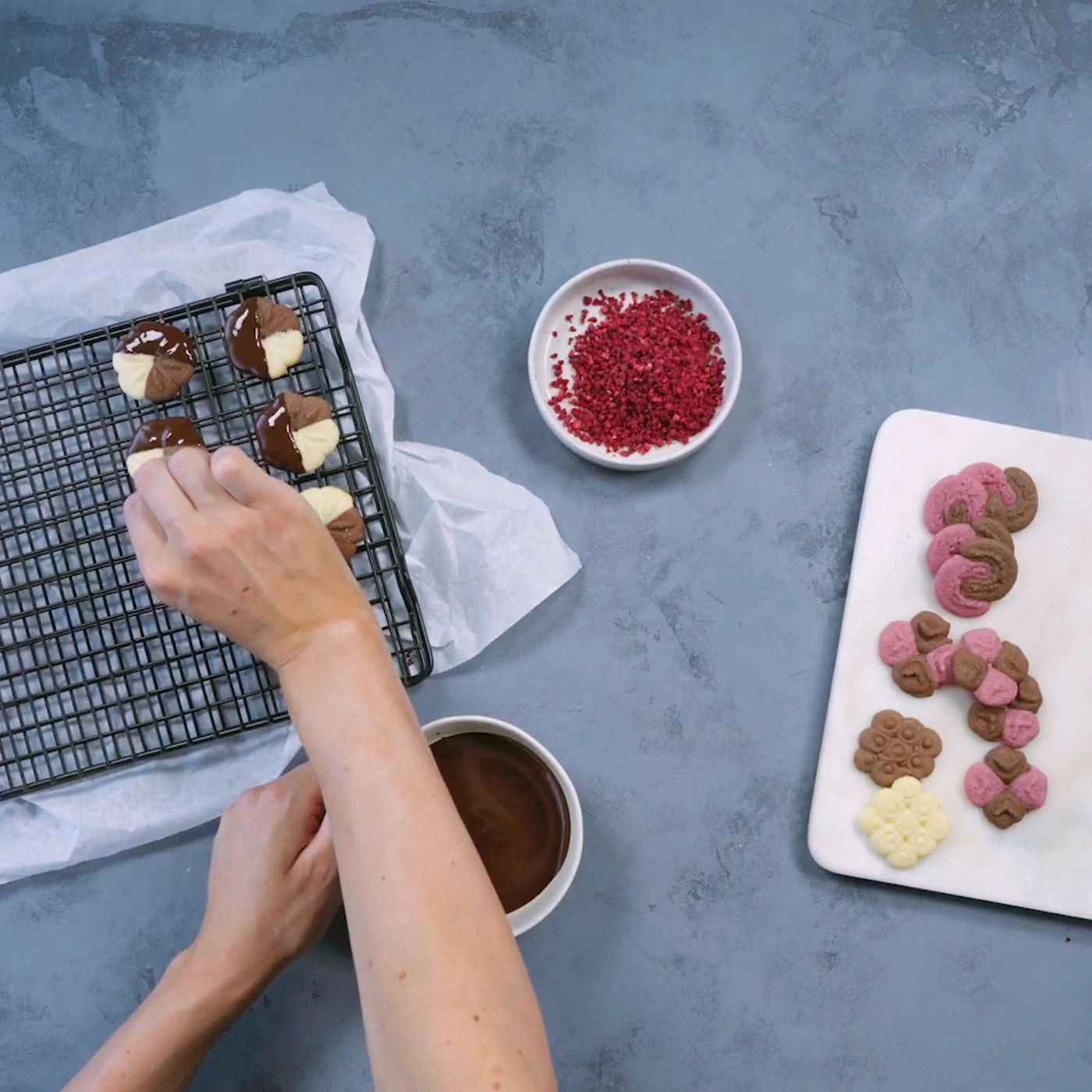 Kekse, Schokolade, Hände, Gitter, Schüssel, Himbeeren, Platte, Backen, Küche, Essen